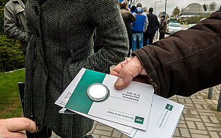 4 dni czekali, żeby kupić monetę z papieżem 4 dni czekali, żeby kupić monetę z papieżem